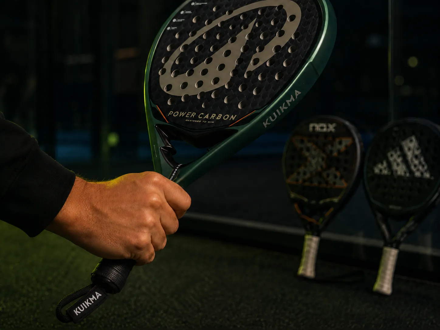 Kuikma Power Carbon padelracket vasthouden tijdens een testsessie