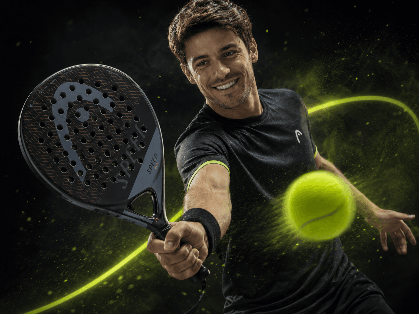Speler met HEAD Evo Speed padelracket tijdens een actieslag op de baan — getest door Racketkopen