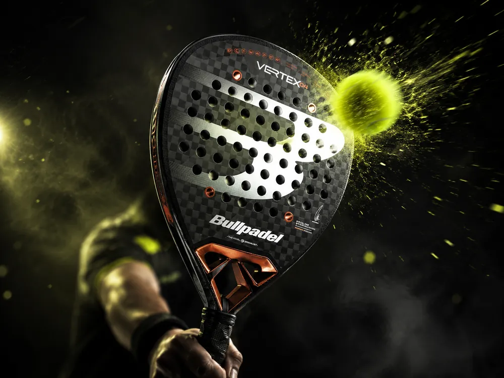 Bullpadel Vertex 04 25 padelracket in smash-positie, getest door Tim